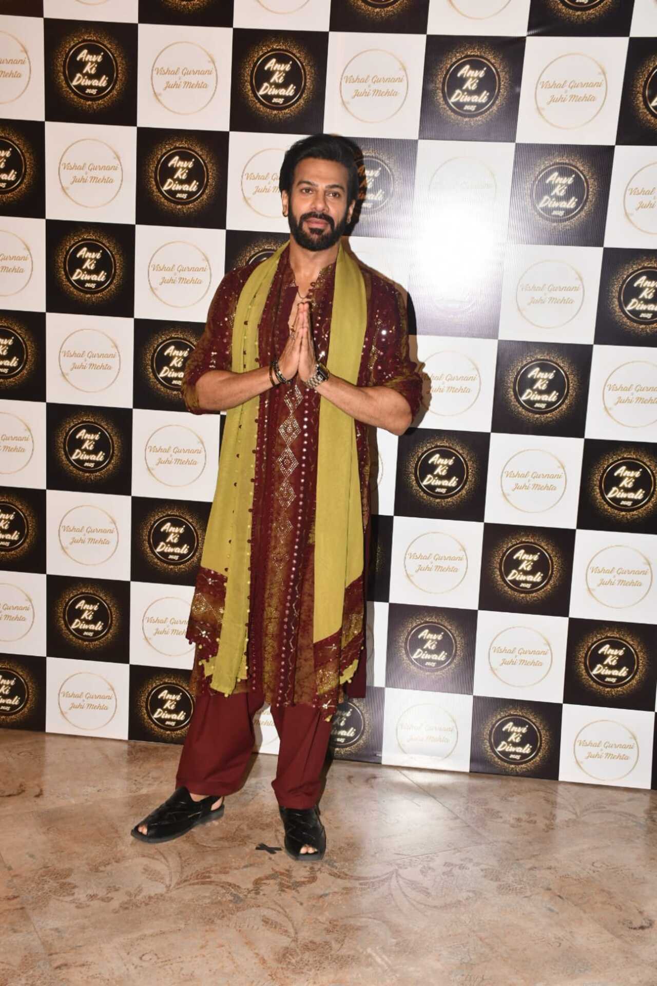 Bigg Boss 18 fame Karan Veer Mehra looked handsome in a maroon coloured designer kurta, which he paired with golden coloured dupatta.